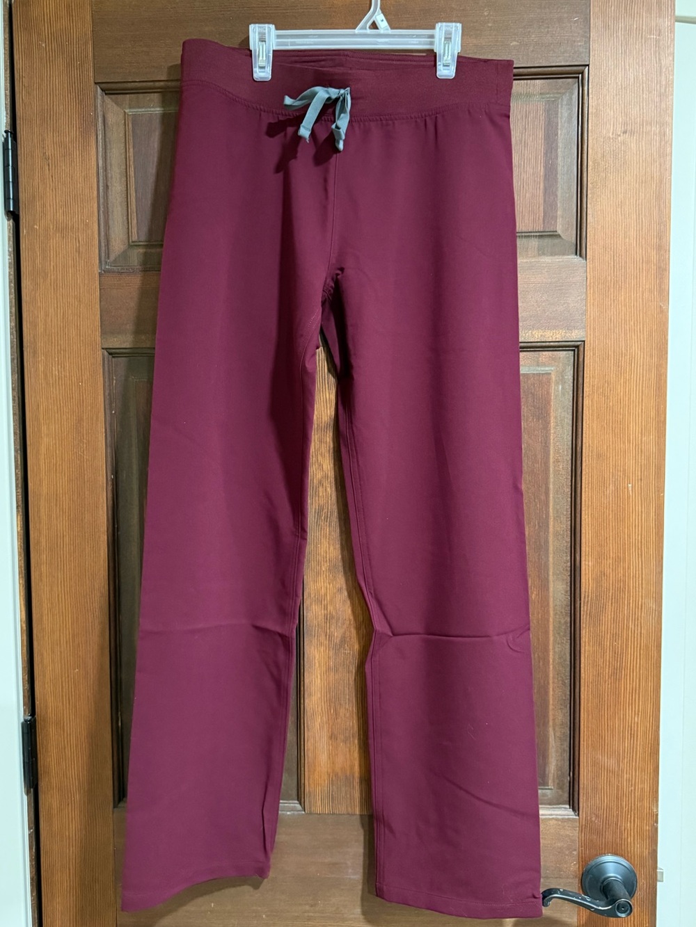 Figs Livingston Scrub Pants in Burgundy size medium